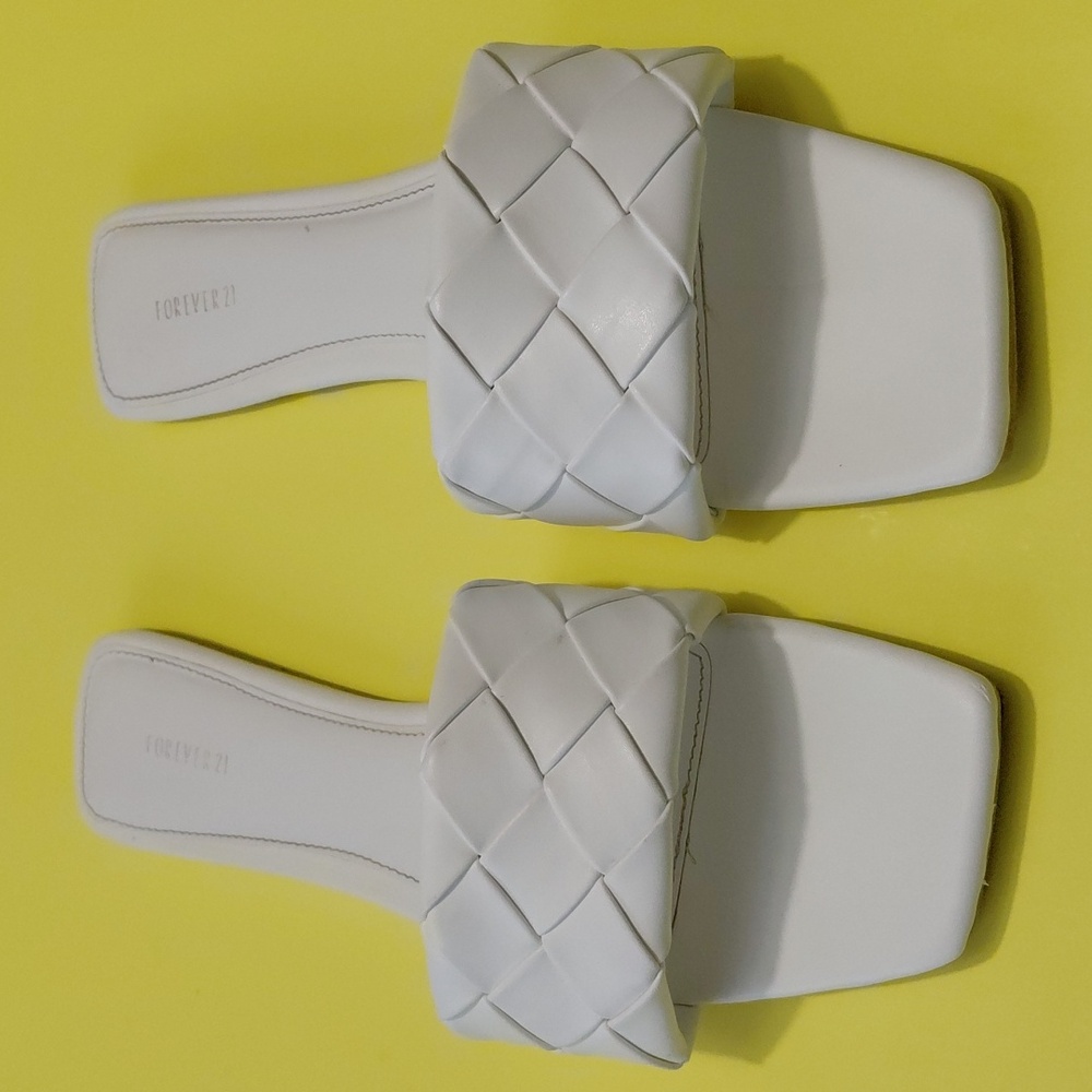 FOREVER  21 Women's Square Toe Flat White Sandals - 9